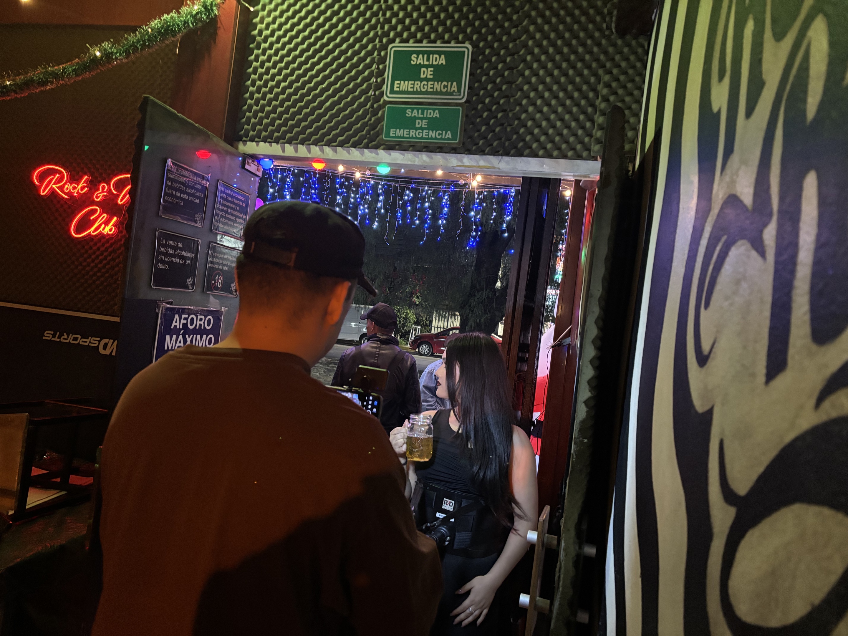 Registro de rodaje de ALEJATE: equipo y artista en locación durante la producción del videoclip.
