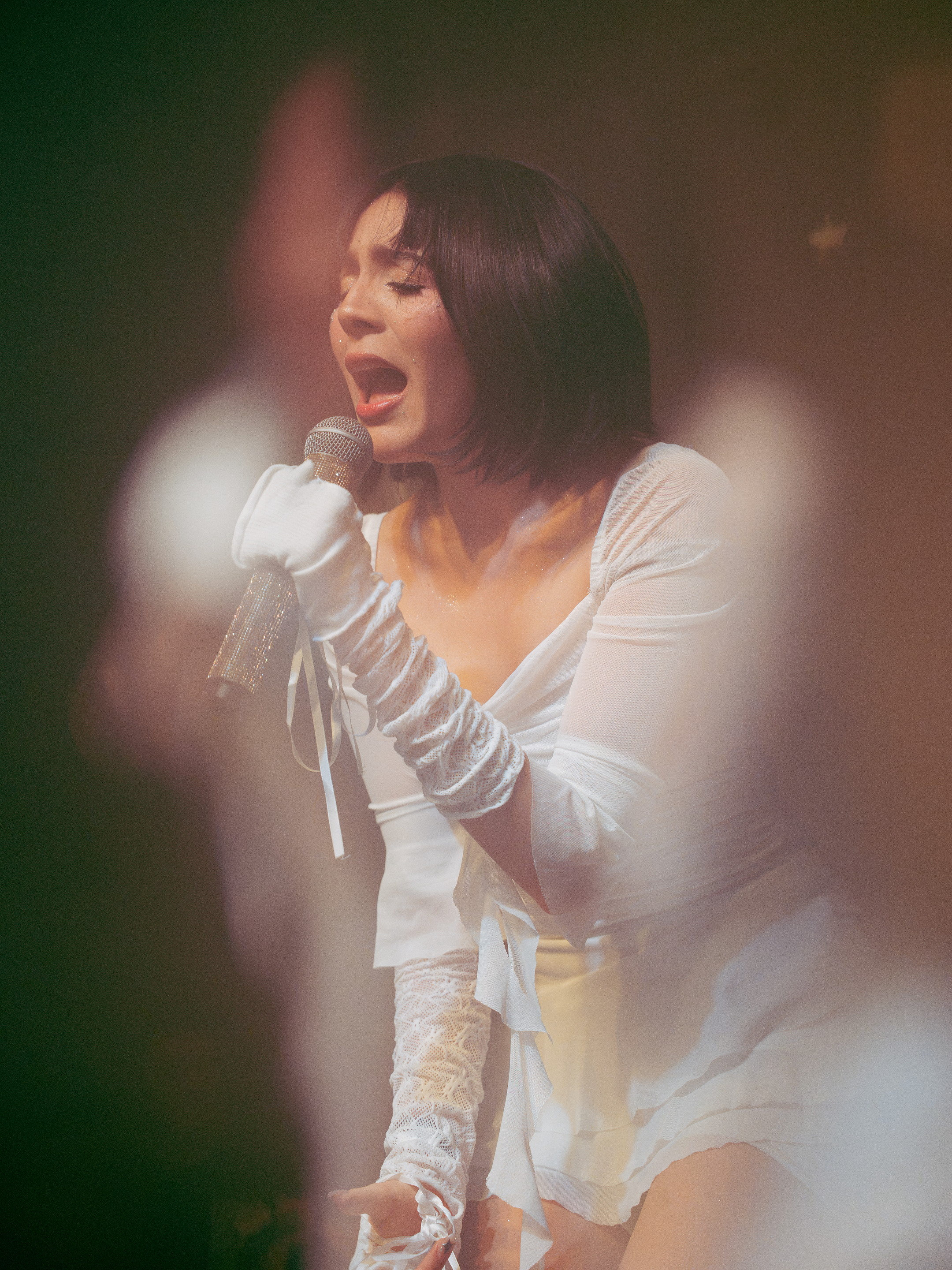 Diana Meril interpreta Ámbar bajo luz verde y ámbar durante su concierto en Foro La Paz.