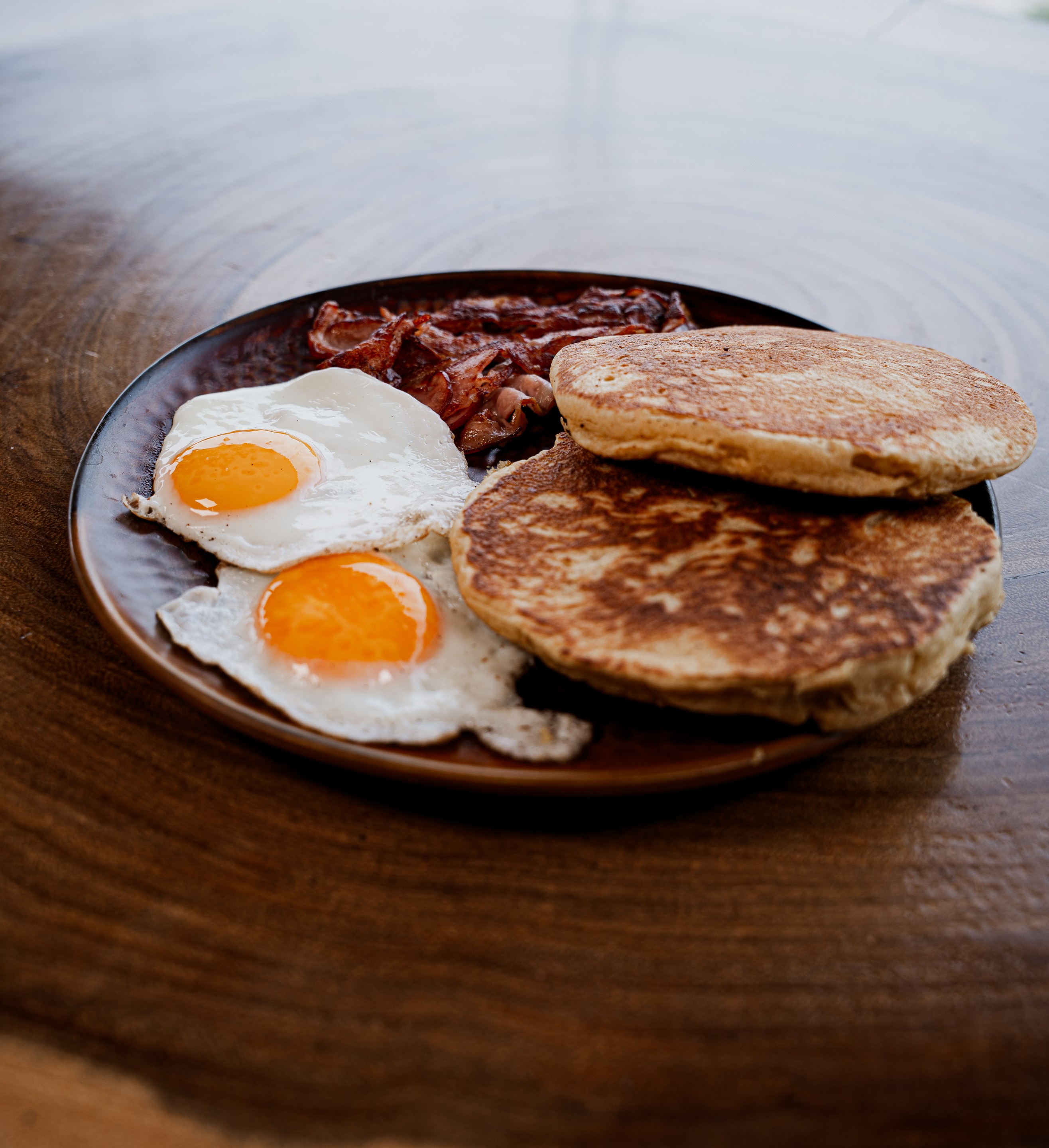 Due Fratelli, fotografía gastronómica 11 de 22: Huevos con tocino / Ángulo bajo.