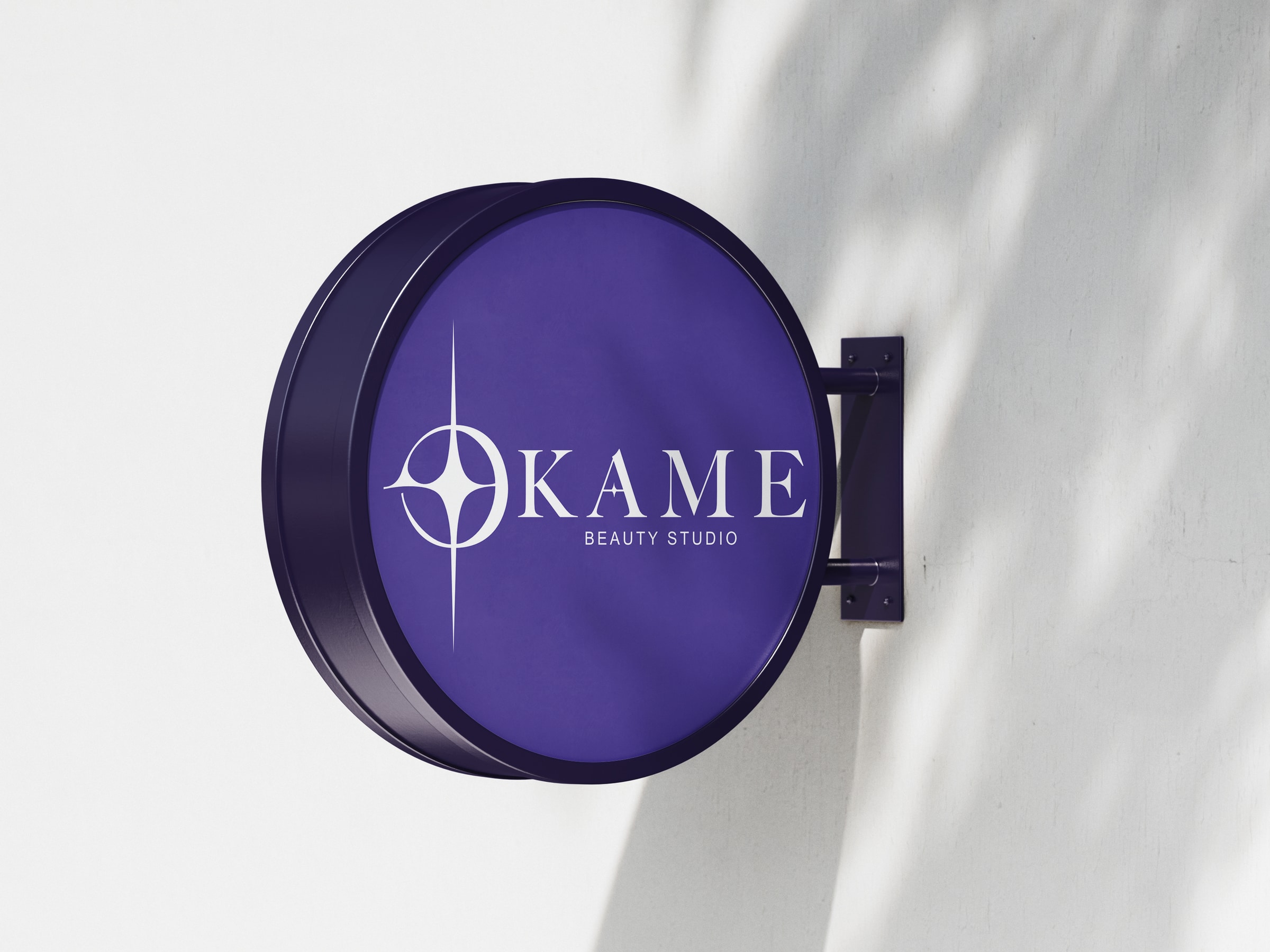 Mockup real de letrero circular de fachada con el logotipo horizontal blanco de OKAME Beauty Studio