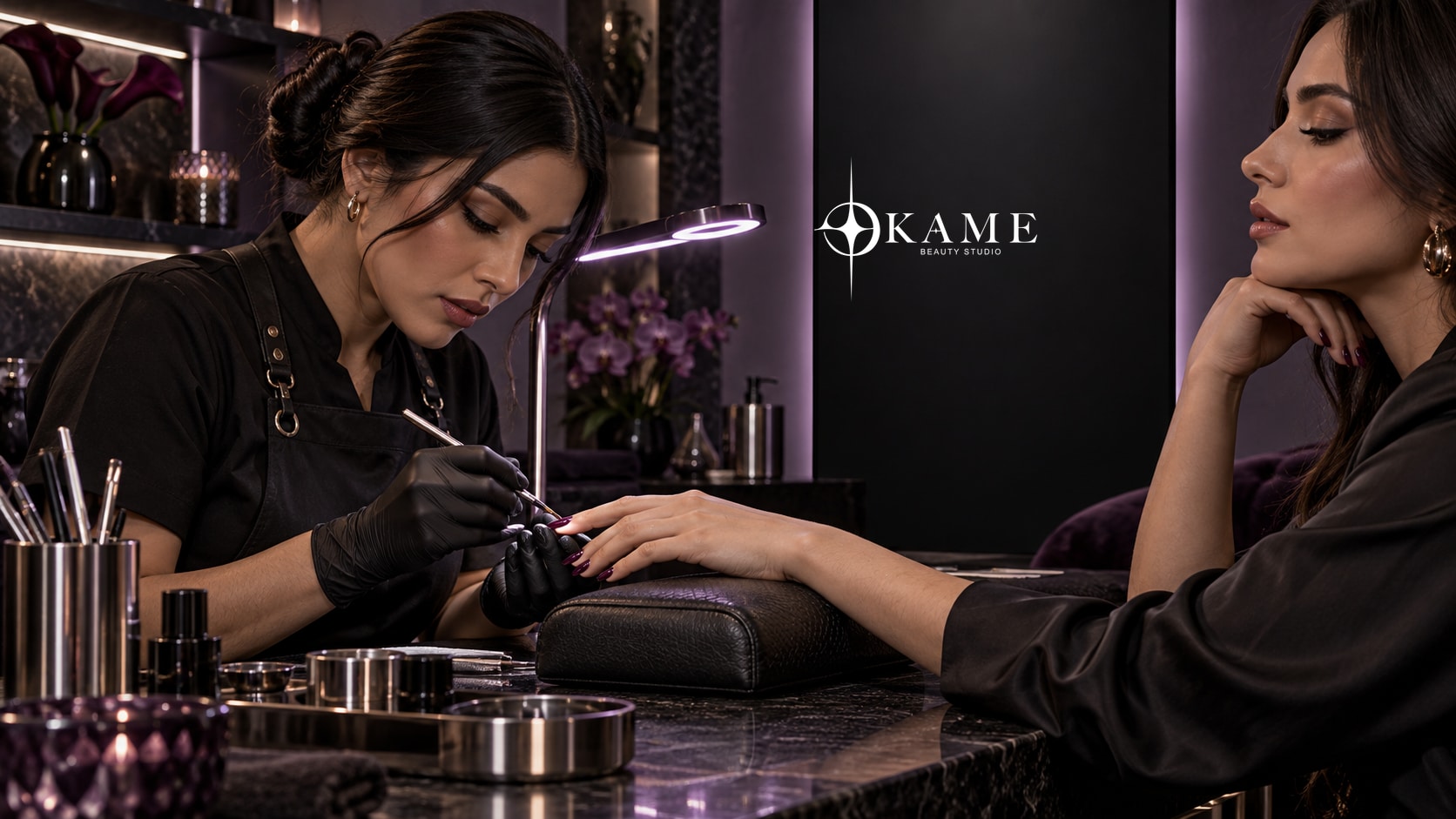 Sesión profesional de manicure en OKAME Beauty Studio con la firma horizontal blanca aplicada en el espacio.