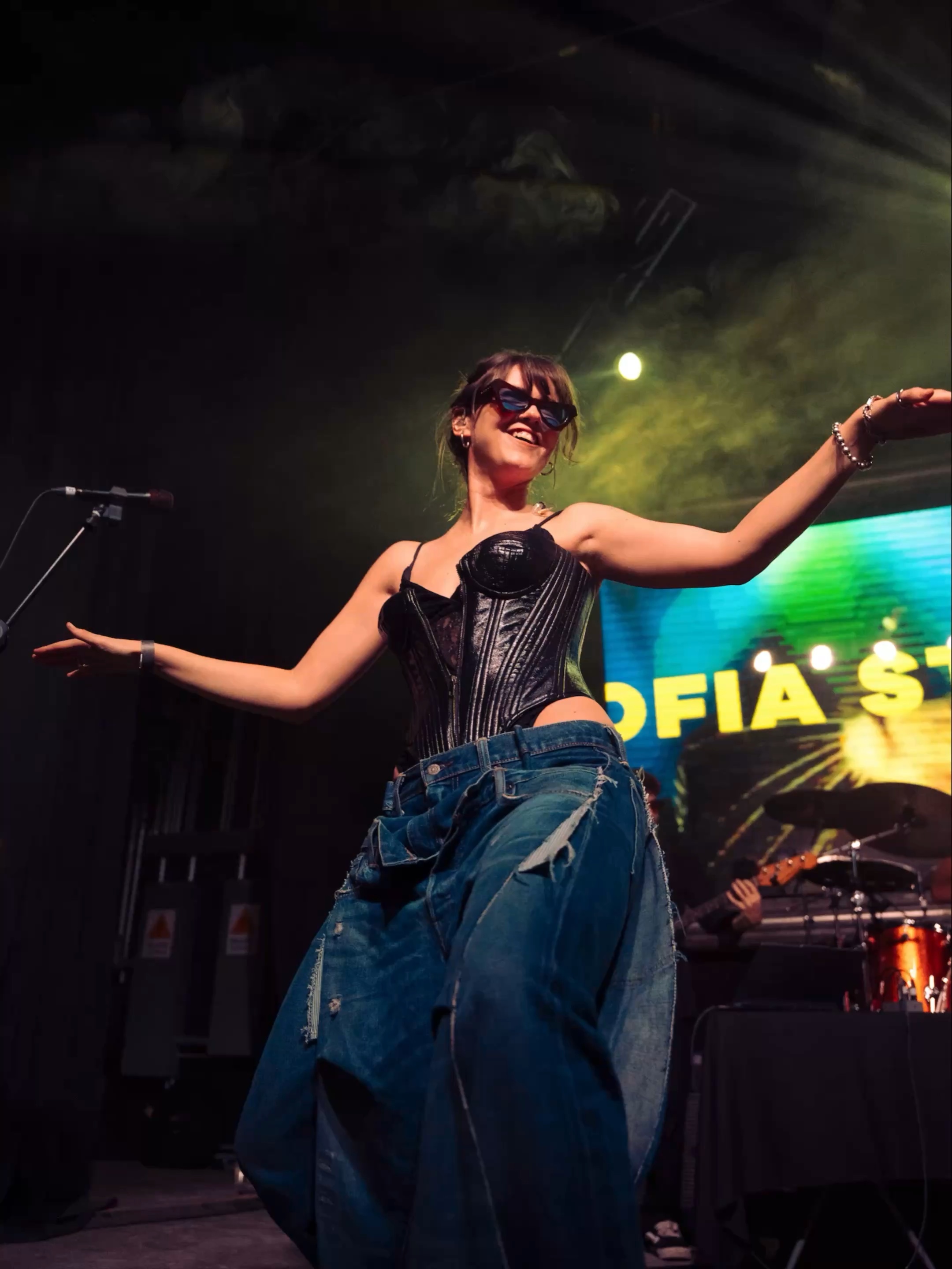 Sofía Stainer sonríe y extiende los brazos durante su concierto en Foro La Paz, Ciudad de México.