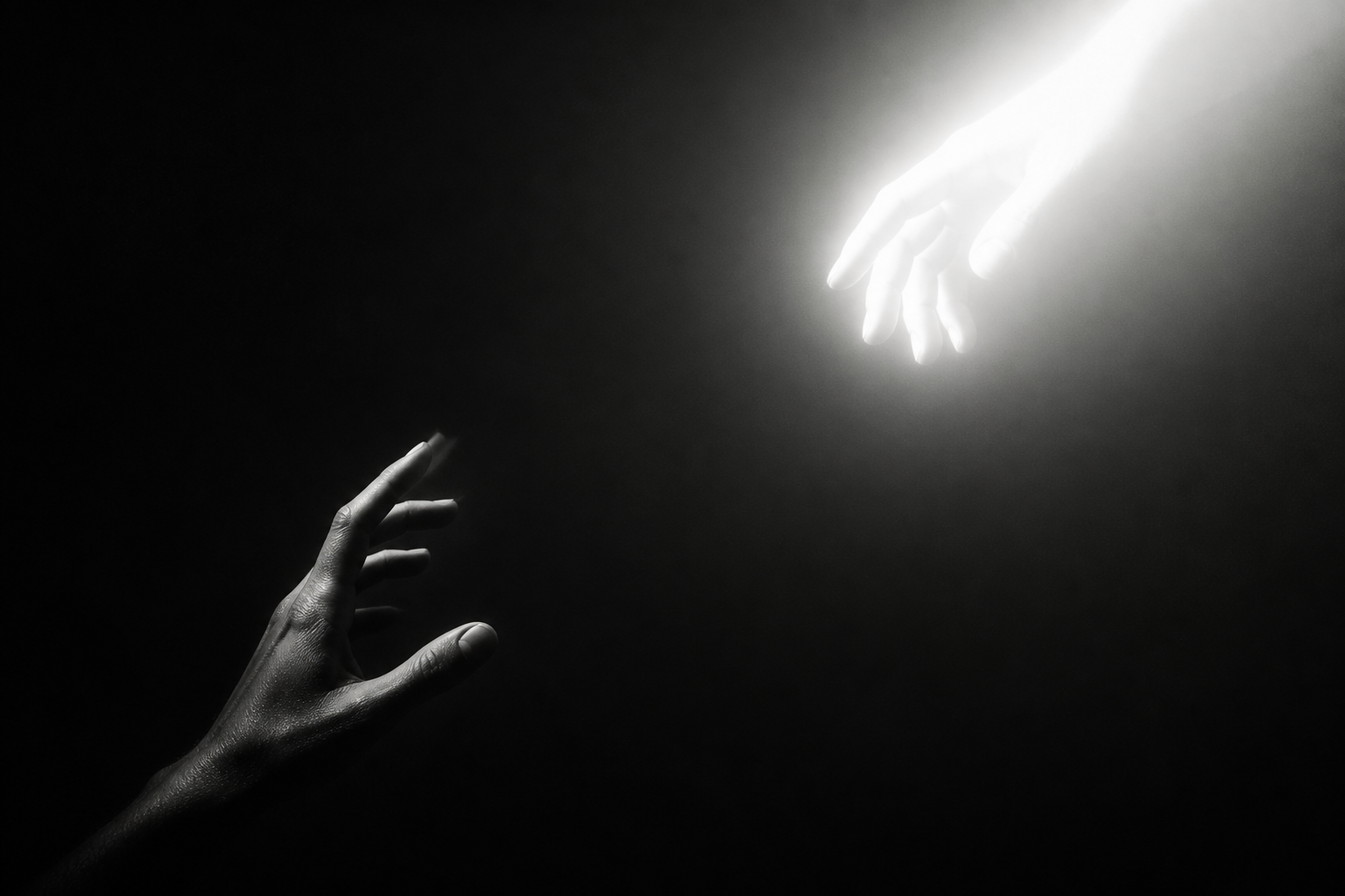 Dos manos se acercan a través de una superficie iluminada